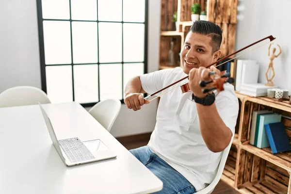 Junger Hispanischer Mann Bei Online Geigenunterricht Mit Laptop Hause Auf — Stockfoto