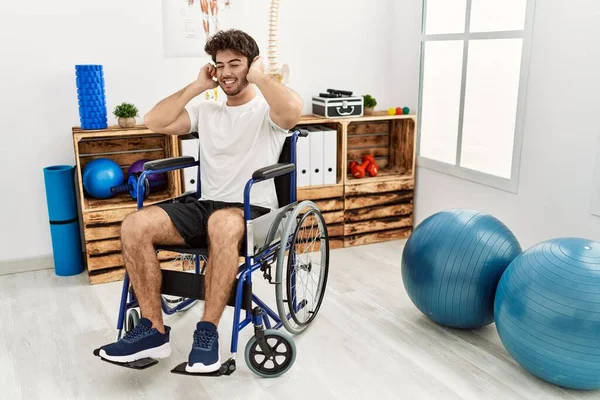 Hispanischer Mann Der Rollstuhl Der Physiotherapie Klinik Sitzt Und Die — Stockfoto