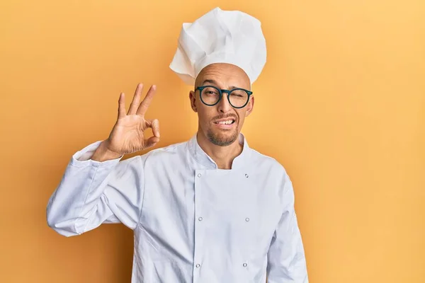 Skallig Man Med Skägg Bär Professionell Kock Förkläde Gör Gest — Stockfoto