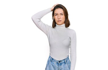 Günlük giysiler giyen beyaz bir genç kız soru sorup kafasını karıştırıyor. Şüpheyle kararsız, kafa kafaya düşünerek. Düşünceli kavram. 