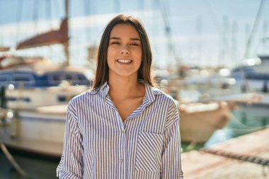 Limanda mutlu bir şekilde gülümseyen İspanyol genç kız..