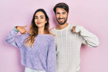 Gündelik kıyafetler giyen genç İspanyol bir çift. Kendine güvenen, gülümseyen, kendini gururlu ve mutlu gösteren bir çift.. 