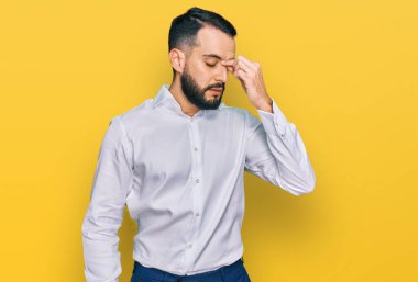 Sakallı, iş gömleği giyen, burnunu ve gözlerini ovuşturmaktan yorgun düşmüş yorgun ve başı ağrıyor. Stres ve hüsran kavramı. 