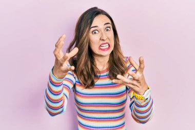 Gündelik kıyafetler giyen genç İspanyol kız öfkeyle bağırıyor, elleri boğazlamaya çalışıyor, deli gibi bağırıyor. 