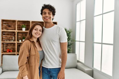 Mutlu gülümseyen ve sarılan genç çift..