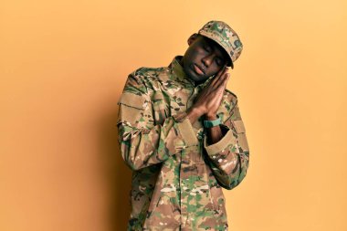 Afrika kökenli genç bir Amerikalı asker üniforması giyer, uyur, yorgun düşler kurar, elleriyle poz verir ve gözleri kapalı gülümserdi.. 