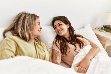 Genç ve güzel bir çift mutlu bir şekilde evde uzanıyor..