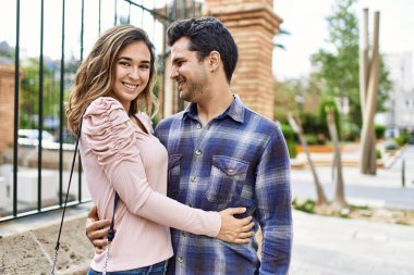 Genç İspanyol çift şehirde birbirlerine sarılıyorlar. Kız arkadaş ve erkek arkadaş aşkla sokakta yürüyorlar.