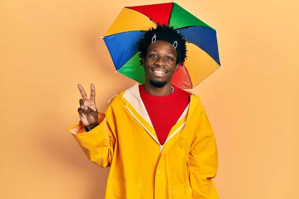 Jovem Americano Africano Vestindo Capa Chuva Amarela Sorrindo Olhando Para — Fotografia de Stock