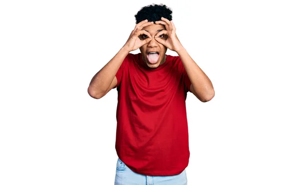 Jovem Afro Americano Vestindo Camisa Vermelha Casual Fazendo Gesto Como — Fotografia de Stock