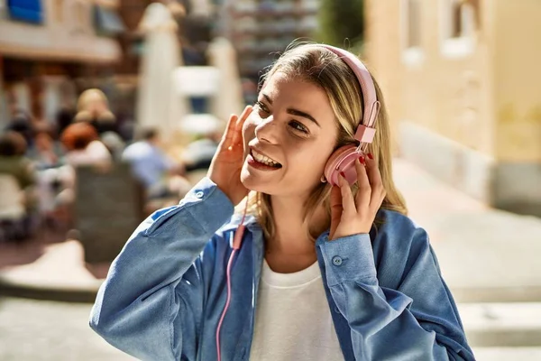 Giovane Ragazza Bionda Sorridente Felice Con Cuffie Città — Foto Stock