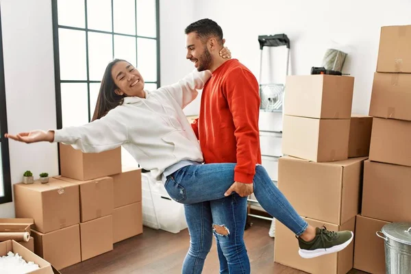 Jovem Casal Latino Sorrindo Dança Feliz Nova Casa — Fotografia de Stock