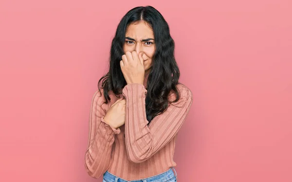 Latino Tiener Meisje Met Gebitsbeugels Dragen Casual Kleding Ruiken Iets — Stockfoto