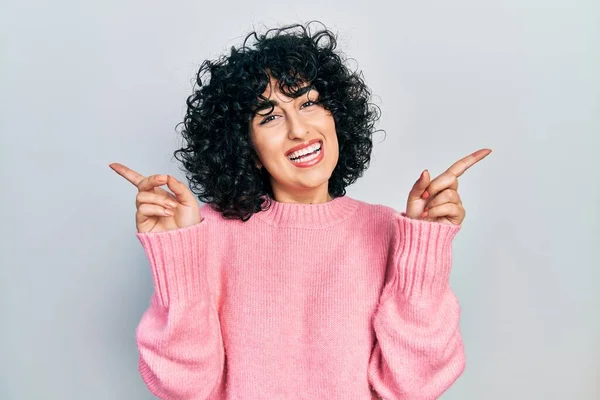 Joven Mujer Oriente Medio Vistiendo Ropa Casual Sonriendo Confiado Señalando —  Fotos de Stock