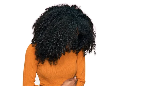Ung Afrikansk Amerikansk Flicka Bär Casual Kläder Med Handen Magen — Stockfoto