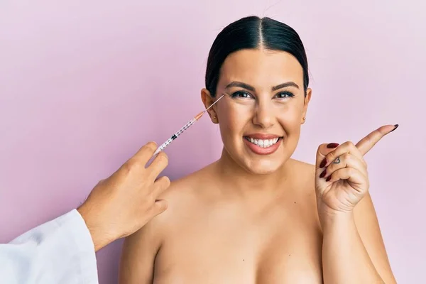 Hermosa Mujer Morena Con Inyección Botox Envejecimiento Levantamiento Sonriente Feliz — Foto de Stock