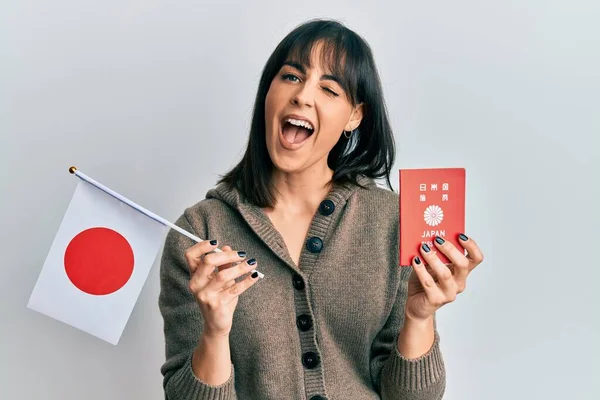 Ung Latinamerikansk Kvinna Håller Japansk Flagga Och Pass Blinkar Tittar — Stockfoto