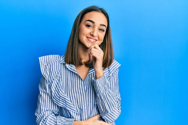 Mladá Brunetka Neformální Modré Košili Usmívající Sebevědomě Kamery Zkříženýma Rukama — Stock fotografie