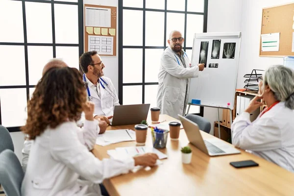 Groep Van Artsen Van Middelbare Leeftijd Discussiëren Een Medische Vergadering — Stockfoto