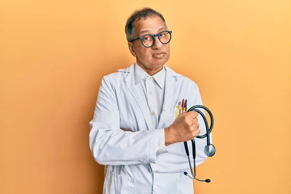 Індійський Чоловік Середнього Віку Пальто Лікаря Який Тримає Стетоскоп Безглуздим — стокове фото