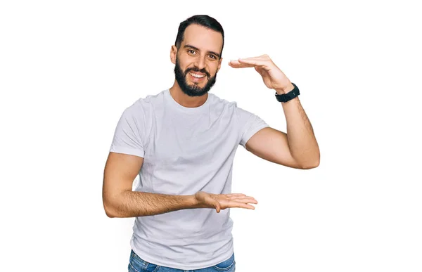 Junger Mann Mit Bart Legeres Weißes Shirt Gestikulierend Mit Händen — Stockfoto