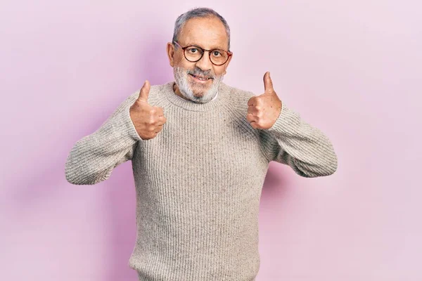 Ein Gutaussehender Älterer Mann Mit Bart Lässigem Pullover Und Brille — Stockfoto