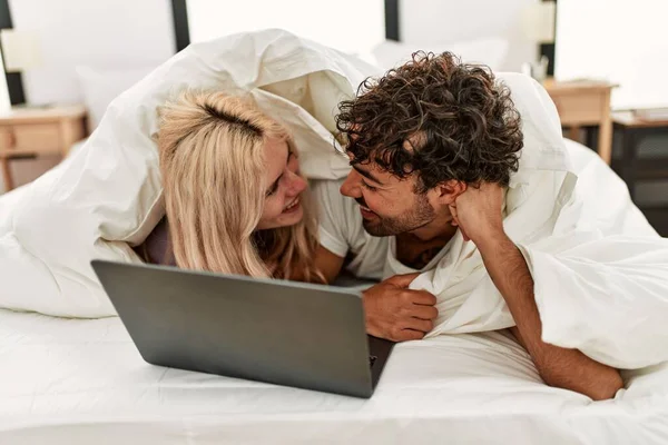 Jovem Lindo Casal Assistindo Filme Cobrindo Com Lençol Cama — Fotografia de Stock