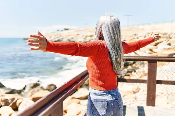 Femme Aux Cheveux Gris Moyen Âge Arrière Respirant Les Bras — Photo