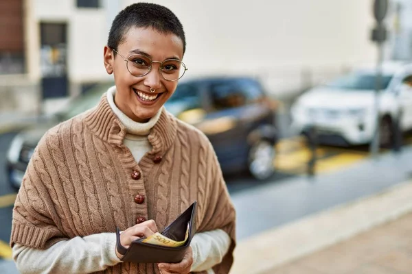 Krásná Hispánská Žena Krátkými Vlasy Usmívající Šťastný Venku Drží Peněženku — Stock fotografie