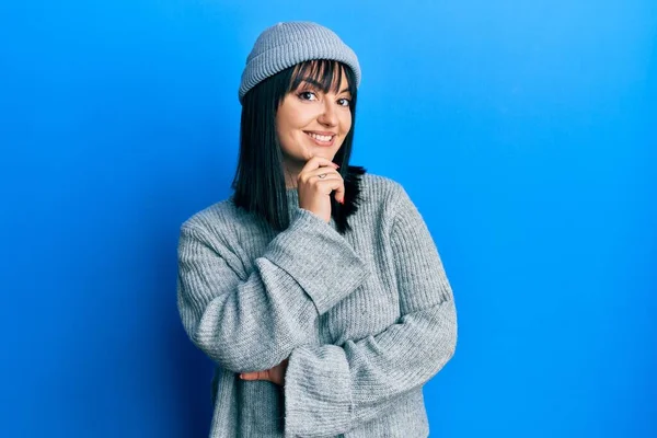 Junge Hispanische Frau Mit Wollpullover Und Wintermütze Die Mit Verschränkten — Stockfoto