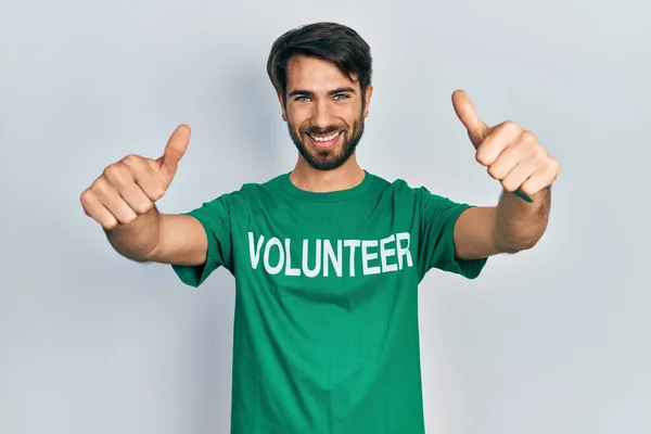 Ung Latinamerikan Man Bär Volontär Shirt Godkänner Gör Positiv Gest — Stockfoto