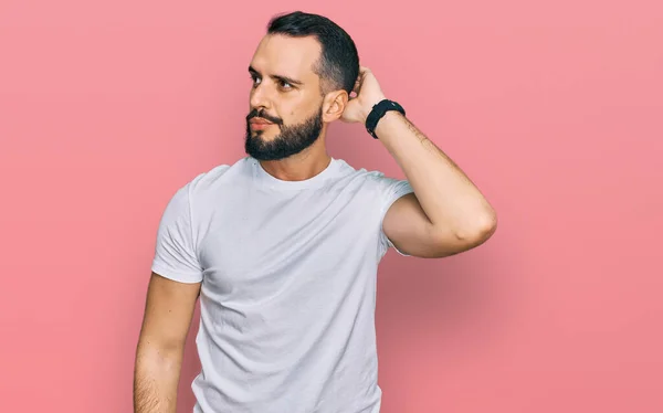 Joven Con Barba Vistiendo Camiseta Blanca Casual Confundir Preguntarse Acerca —  Fotos de Stock