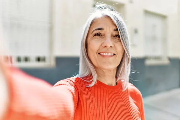 Mujer Pelo Gris Mediana Edad Sonriendo Feliz Haciendo Selfie Por —  Fotos de Stock