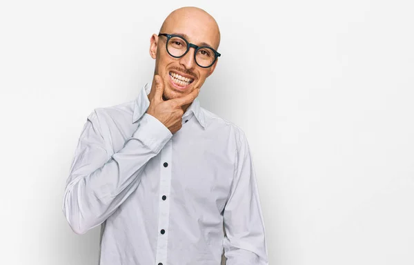 Skallig Man Med Skägg Klädd Affärsskjorta Och Glasögon Ser Säker — Stockfoto