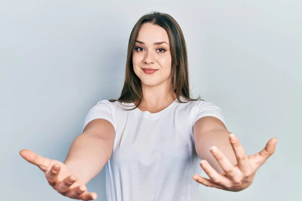 Menina Hispânica Jovem Vestindo Camisa Branca Casual Olhando Para Câmera — Fotografia de Stock