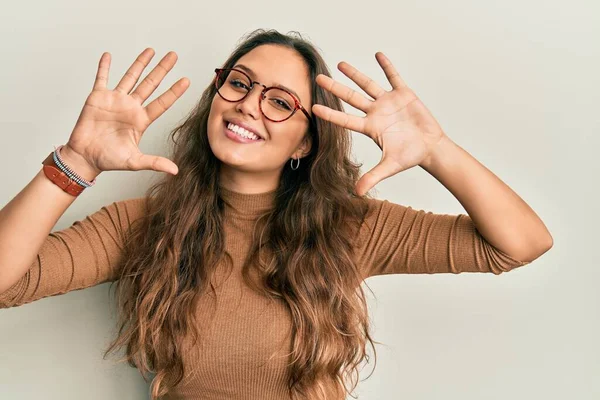 Joven Chica Hispana Usando Ropa Casual Gafas Mostrando Apuntando Hacia — Foto de Stock