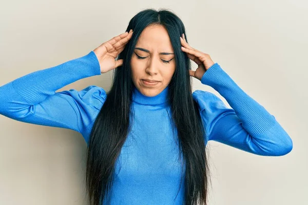 若いヒスパニック系の女の子の頭の上に手でカジュアルな服を着て 頭痛の種のため ストレス 片頭痛 — ストック写真