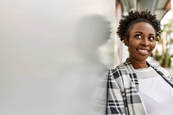 Joven Afroamericana Americana Sonriendo Feliz Pie Ciudad —  Fotos de Stock