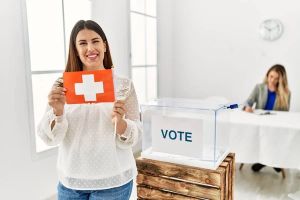 Молодая Швейцарская Избирательница Улыбается Счастливо Держа Флаг Швейцарии Коллегии Выборщиков — стоковое фото