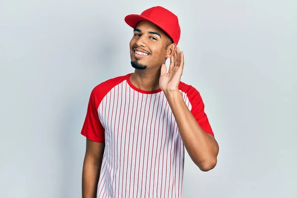 Joven Afroamericano Vestido Con Uniforme Béisbol Sonriendo Feliz Señalando Con —  Fotos de Stock