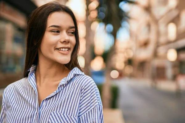 Menina Hispânica Jovem Sorrindo Feliz Cidade — Fotografia de Stock