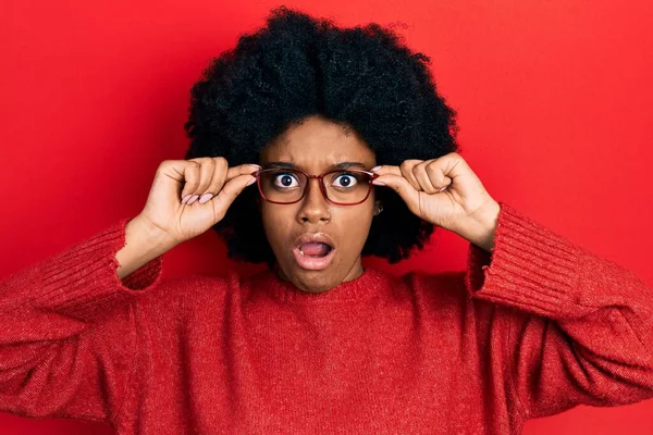 Jovem Afro Americana Vestindo Óculos Face Choque Parecendo Cética Sarcástica — Fotografia de Stock