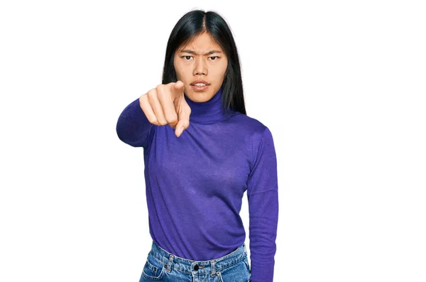 Belle Jeune Femme Asiatique Portant Des Vêtements Décontractés Pointant Mécontent — Photo