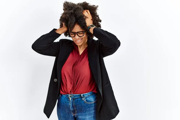 Afrikansk Amerikansk Kvinne Med Afrohår Iført Jakke Briller Som Lider – stockfoto