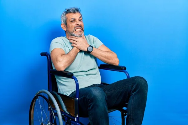 Tekerlekli Sandalyede Oturan Boğularak Ölmek Isteyen Orta Yaşlı Yakışıklı Bir — Stok fotoğraf
