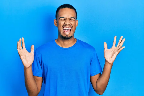 Giovane Uomo Afroamericano Indossa Casual Shirt Blu Che Celebra Pazzo — Foto Stock