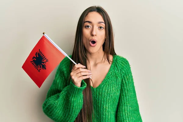 Jong Spaans Meisje Met Albania Vlag Bang Verbaasd Met Open — Stockfoto