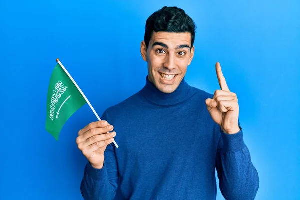 Hombre Hispano Guapo Sosteniendo Bandera Arabia Saudí Sonriendo Con Una —  Fotos de Stock