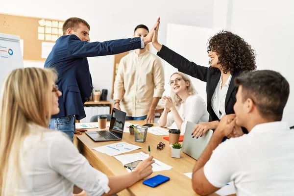 Due Lavoratori Sorridenti Felici Batti Cinque Durante Riunione Ufficio — Foto Stock