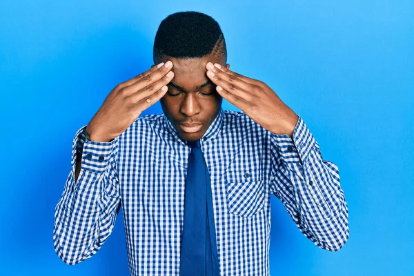 Jovem Afro Americano Vestindo Camisa Negócios Gravata Com Mão Cabeça — Fotografia de Stock